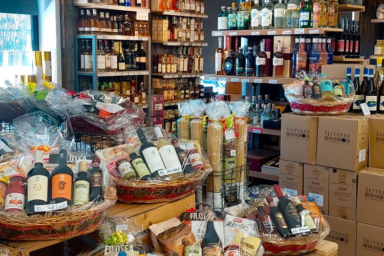 SIRO Vinoteca / SIRO Supermercato in Traunstein