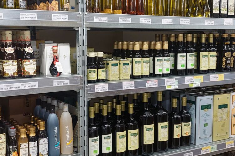 SIRO Vinoteca / SIRO Supermercato in Traunstein